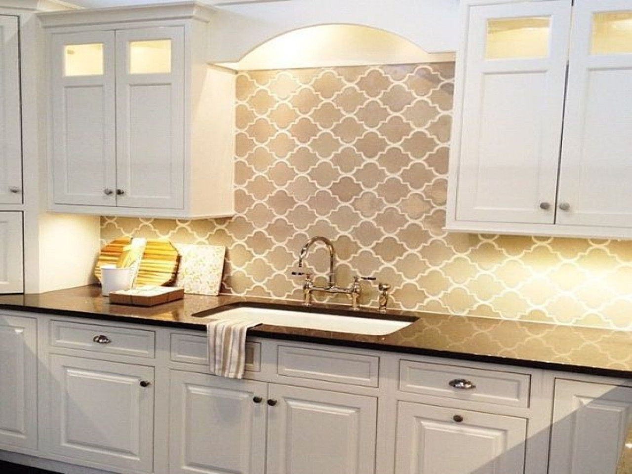 Arabesque Tile Kitchen Backsplash
 Gray White Kitchen With Arabesque Backsplash Tile Ideas