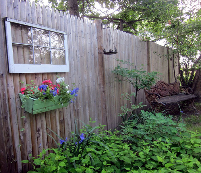 Backyard Fence Decor Ideas
 55 People Who Took Their Backyard Fences To Another Level