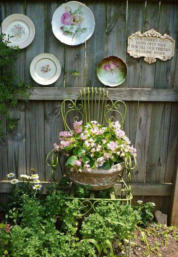 Backyard Fence Decor Ideas
 Get Creative With These 23 Fence Decorating Ideas and
