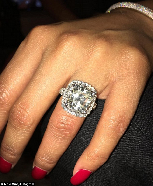 Big Diamond Rings
 Nicki Minaj shows off huge diamond ring from Meek Mill