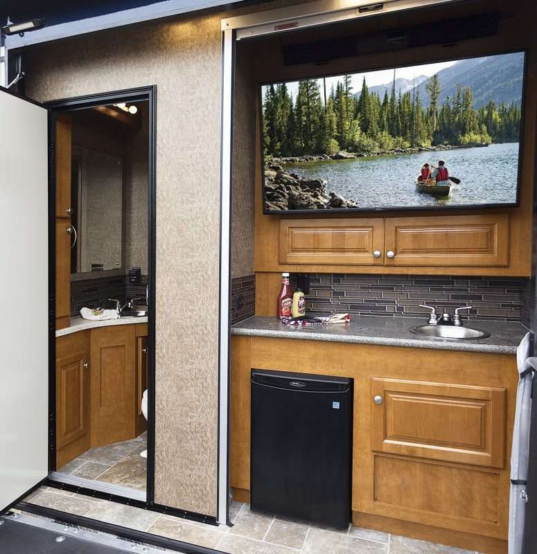 Camper Outdoor Kitchen
 10 Amazing RVs Outdoor Entertaining & Kitchens