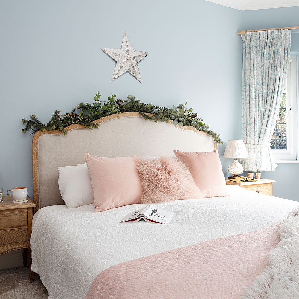 Christmas Decorations For Bedroom
 Christmas bedroom decorating ideas that will make your