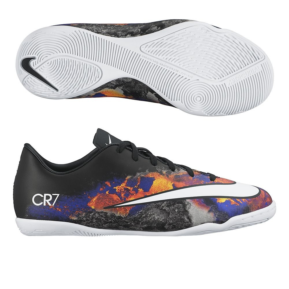 Cr7 Shoes Indoor Kids
 Kids can dominate indoor soccer with the Junior Nike CR7