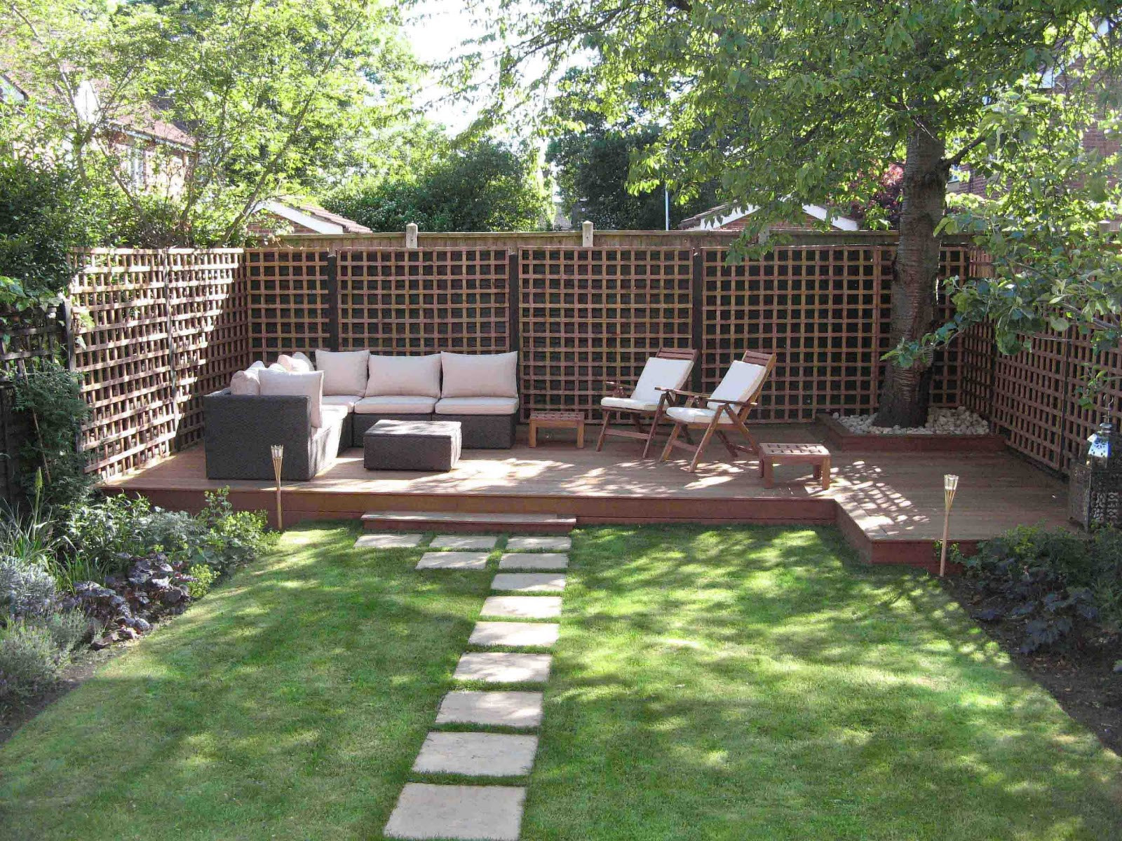 Deck Ideas For Small Backyard
 Garden Designs for Small Gardens