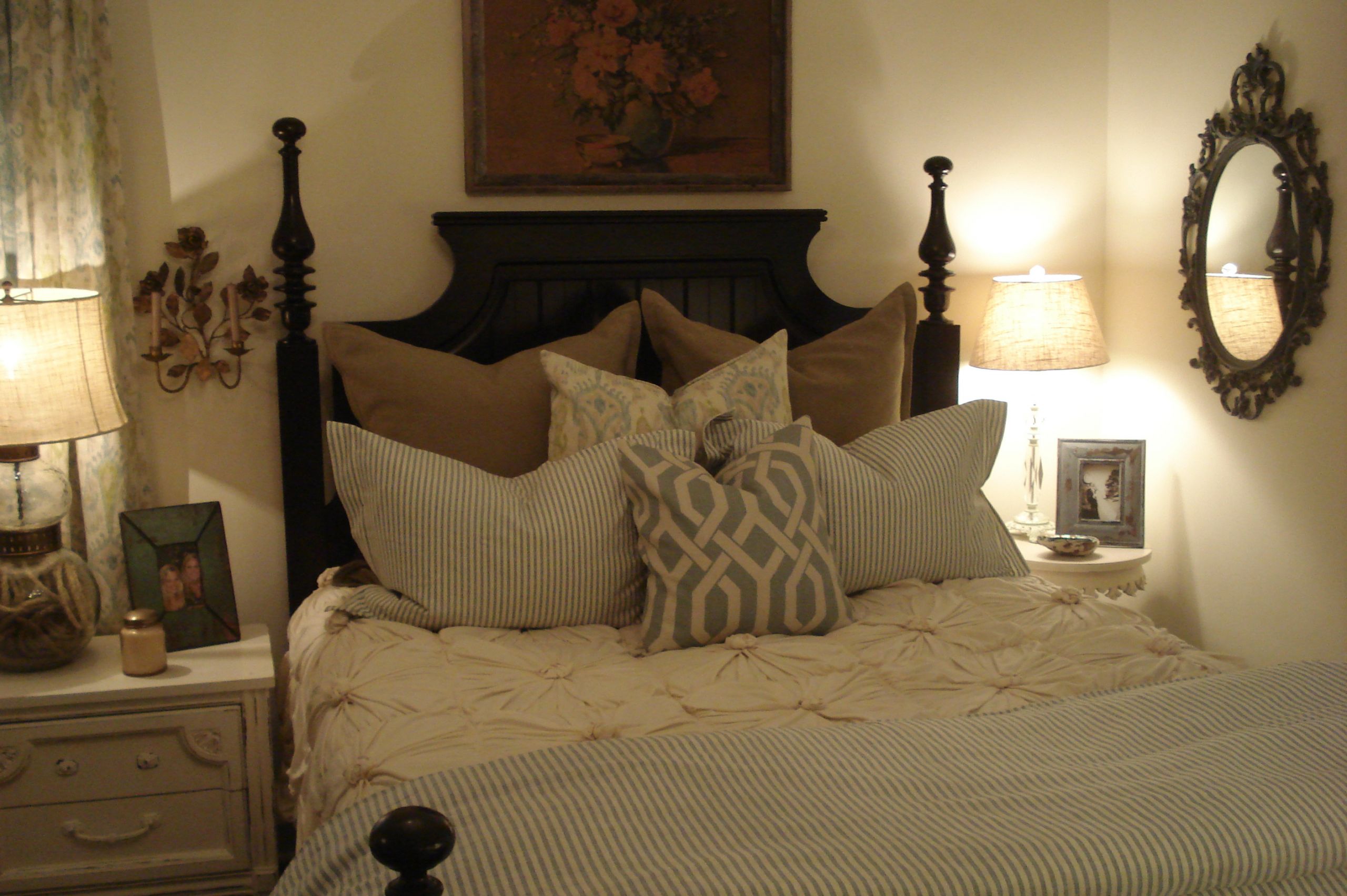 Decorative Bedroom Pillows
 Hotel Style Bedroom Decorating Idea Tips