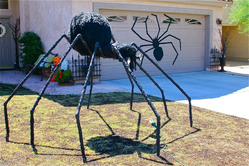 DIY Giant Spider Decoration
 10 spooky outdoor Halloween decoration ideas for festival