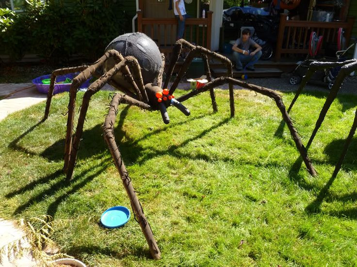 DIY Giant Spider Decoration
 186 best Halloween SPIDER PROPS images on Pinterest