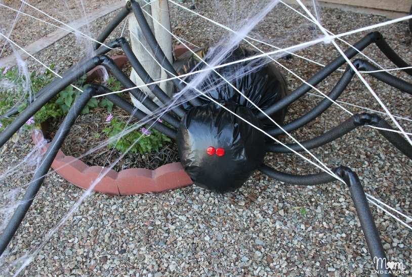 DIY Giant Spider Decoration
 DIY Halloween Yard Decor Giant Spider in Spiderweb