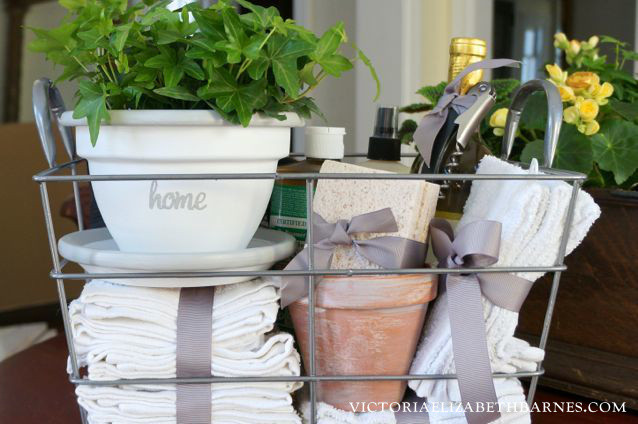 DIY Housewarming Gift
 DIY housewarming t – make a pretty and practical t