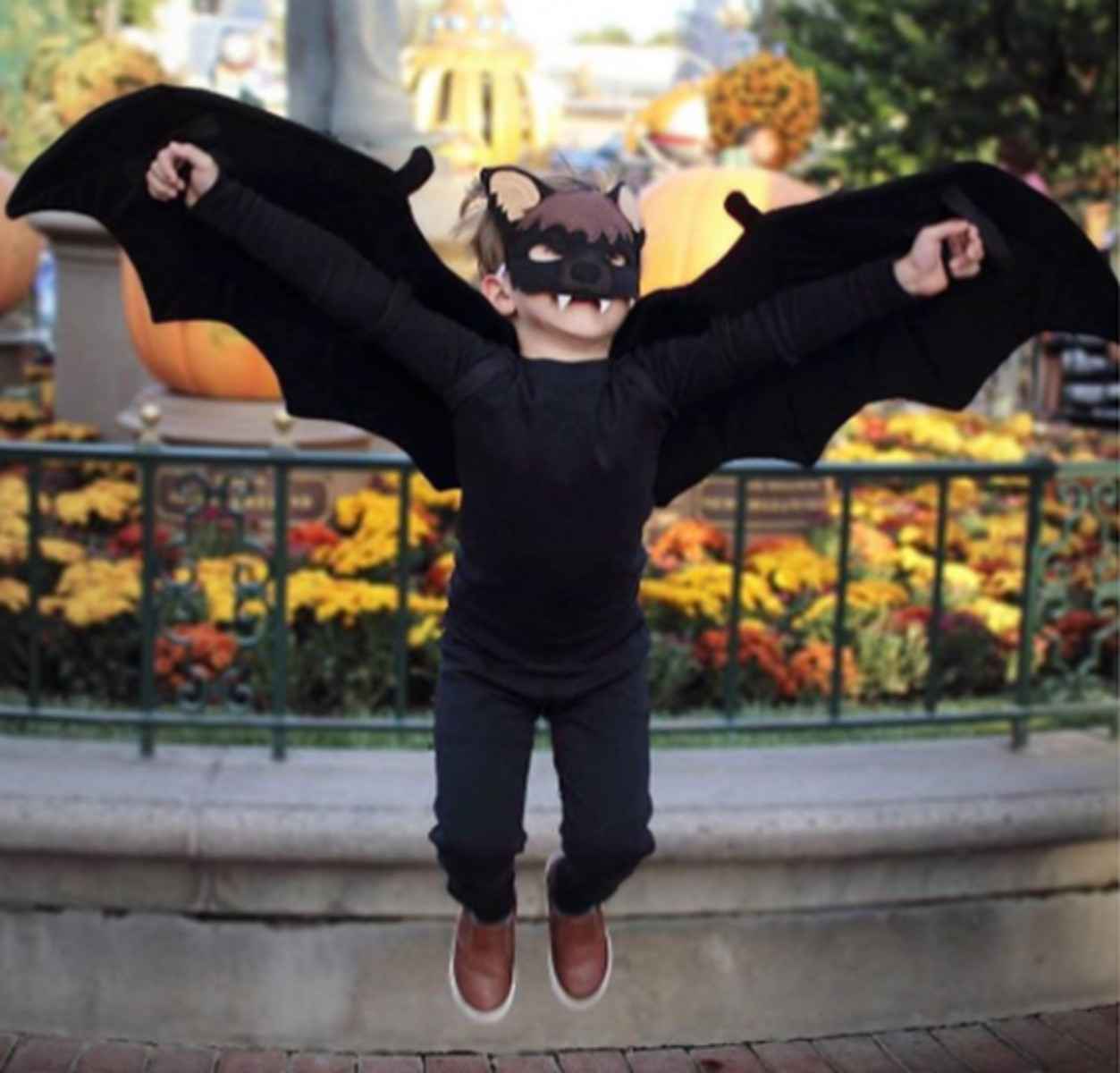 DIY Kids Bat Costume
 No Sew DIY Bat Kids Costume