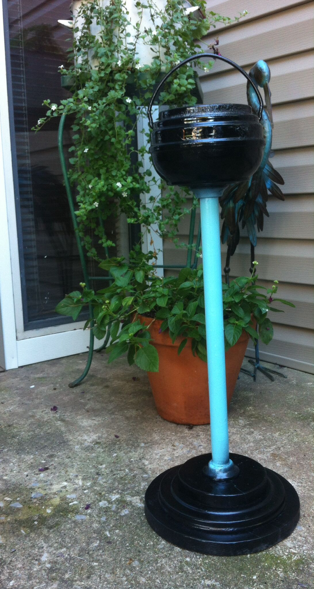 DIY Outdoor Ashtray
 Standing ashtray black turquoise