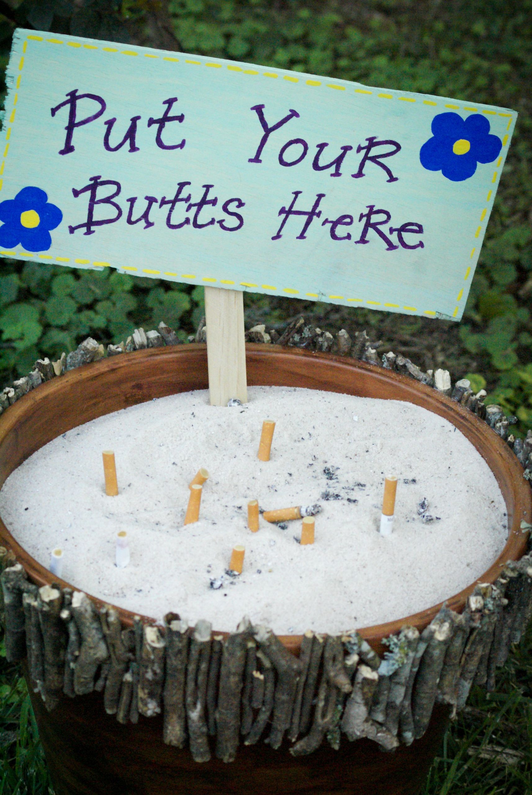 DIY Outdoor Ashtray
 Outdoor ashtray for the smokers So cute "Put your butts