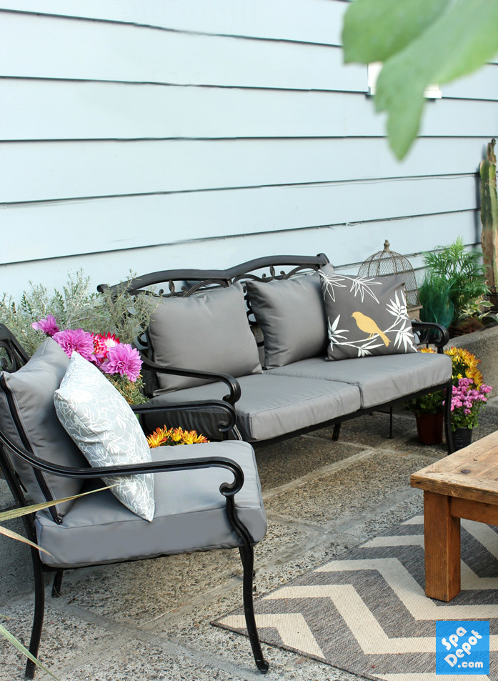 DIY Outdoor Couch Cushions
 An easy DIY to recover your outdoor furniture cushions