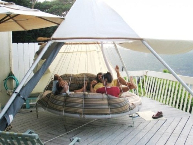 DIY Outdoor Hanging Bed
 39 Relaxing Outdoor Hanging Beds For Your Home