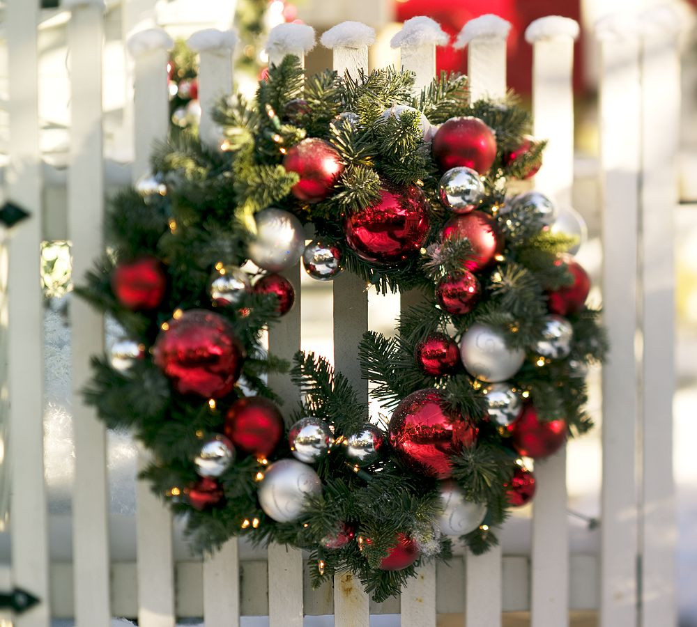 DIY Outdoor Wreath
 Bon Marché DIY Holiday Wreaths