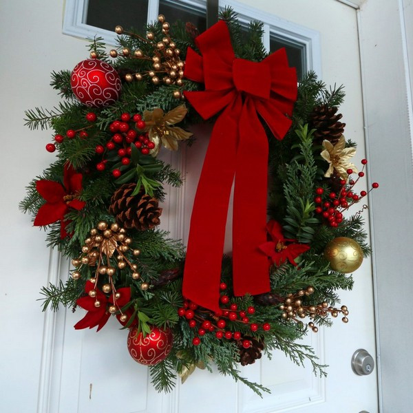 DIY Outdoor Wreath
 Christmas DIY Outdoor Decor Ideas that Will Wow Your