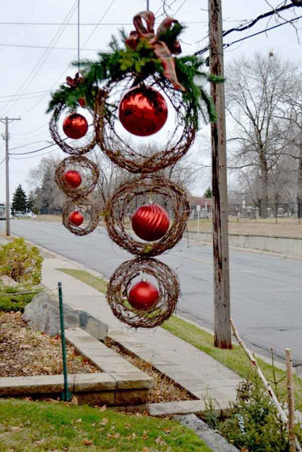 DIY Outdoor Wreath
 25 Top outdoor Christmas decorations on Pinterest Easyday