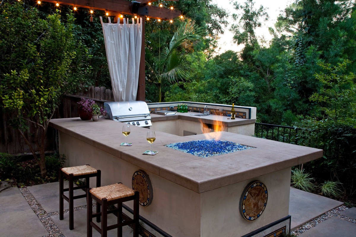 Firepit Kitchen And Bar
 These 11 Outdoor Kitchens Are What Summer Entertaining