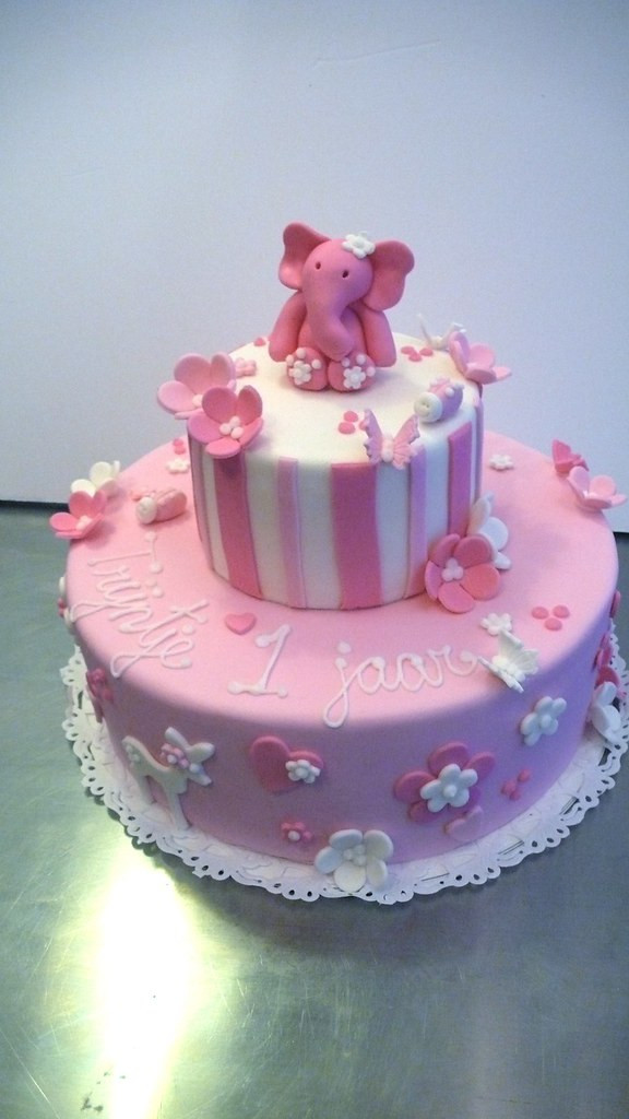 First Birthday Cakes For Girls
 Little girl s 1st Birthday Cake