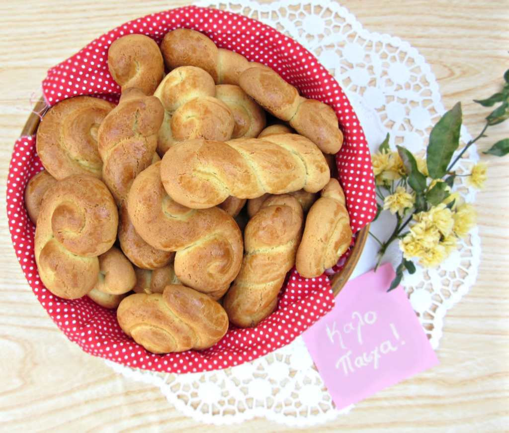 Greek Easter Desserts
 The Authentic Greek Easter Cookies Recipe Koulourakia