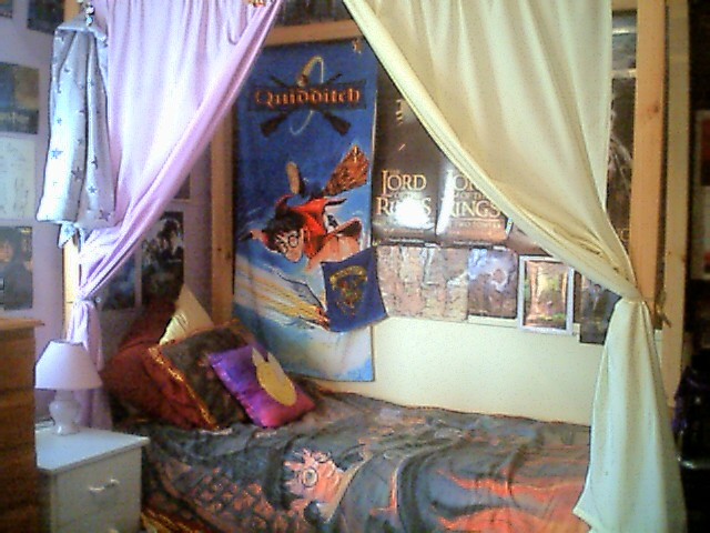 Harry Potter Bedroom Wallpaper
 Girly Bedroom Ideas with Harry Potter Decoration