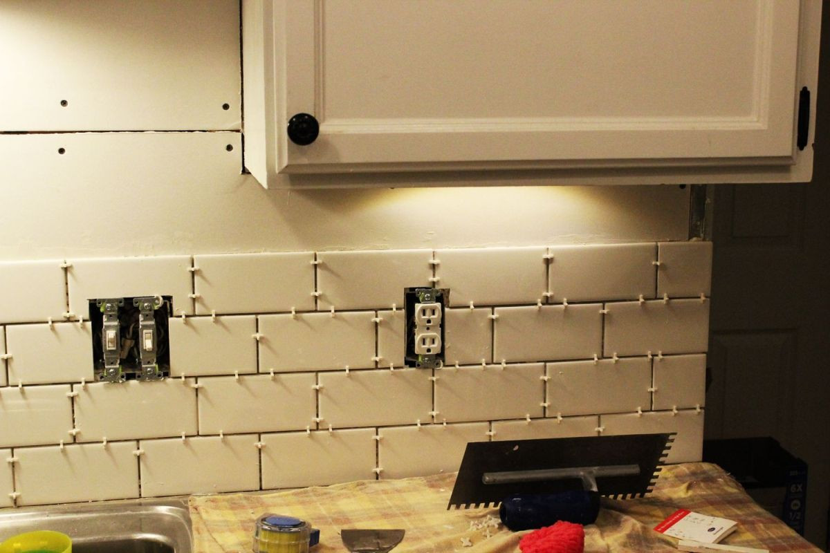 Install Backsplash Tile In Kitchen
 Bud Friendly Kitchen Makeovers Ideas and Instructions