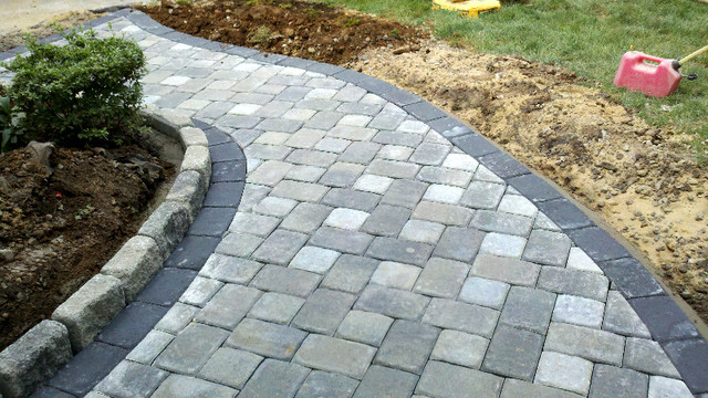Landscape Edging Block
 grey Concrete paver brick walkway with single border