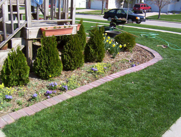 Landscape Timber Edging Ideas
 lawn edging ideas mulch Inexpensive Landscape Edging