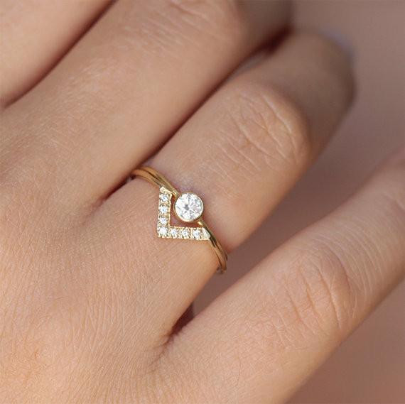 Minimalist Wedding Rings
 Round Diamond Wedding Set with Diamond V Ring – ARTEMER