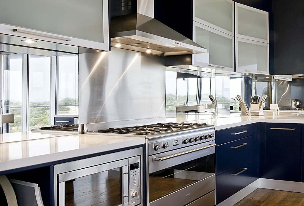 Mirrored Kitchen Backsplashes
 Mirror Backsplash Magic