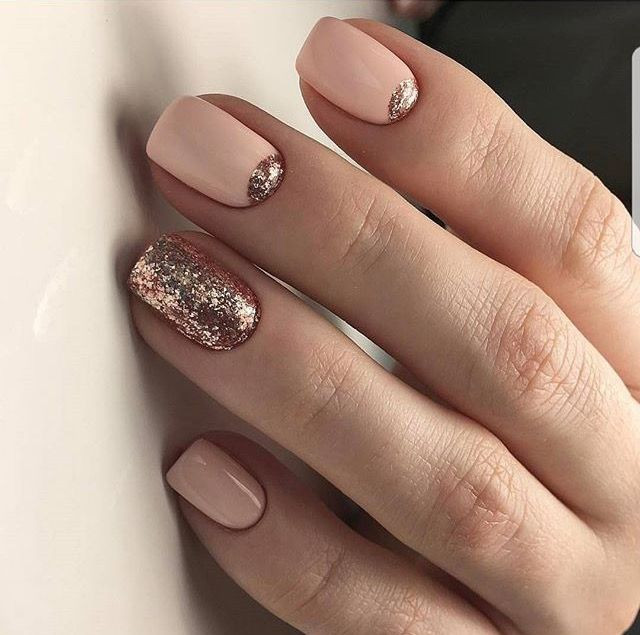 Nude Nails With Gold Glitter
 Pin en ALERE nails