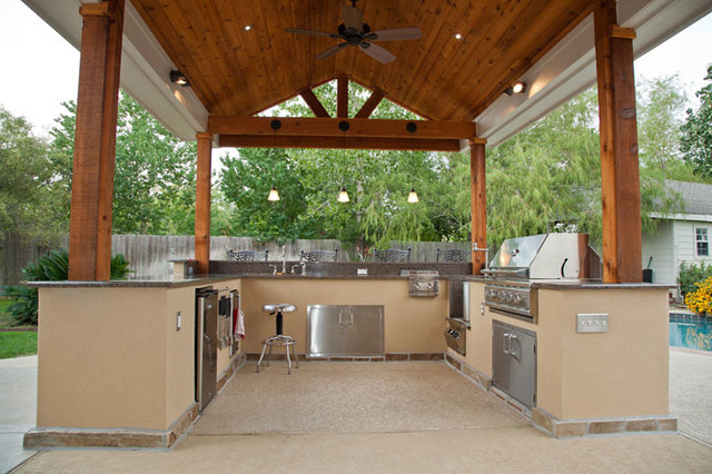 Outdoor Kitchen Patio
 Outdoor Kitchen and Patio Cover in Katy TX Traditional