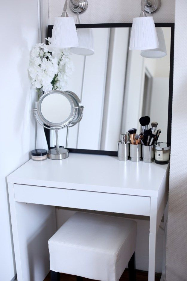 Small Bedroom Table
 7 Inspiring Examples Makeup Dressing Tables For Small