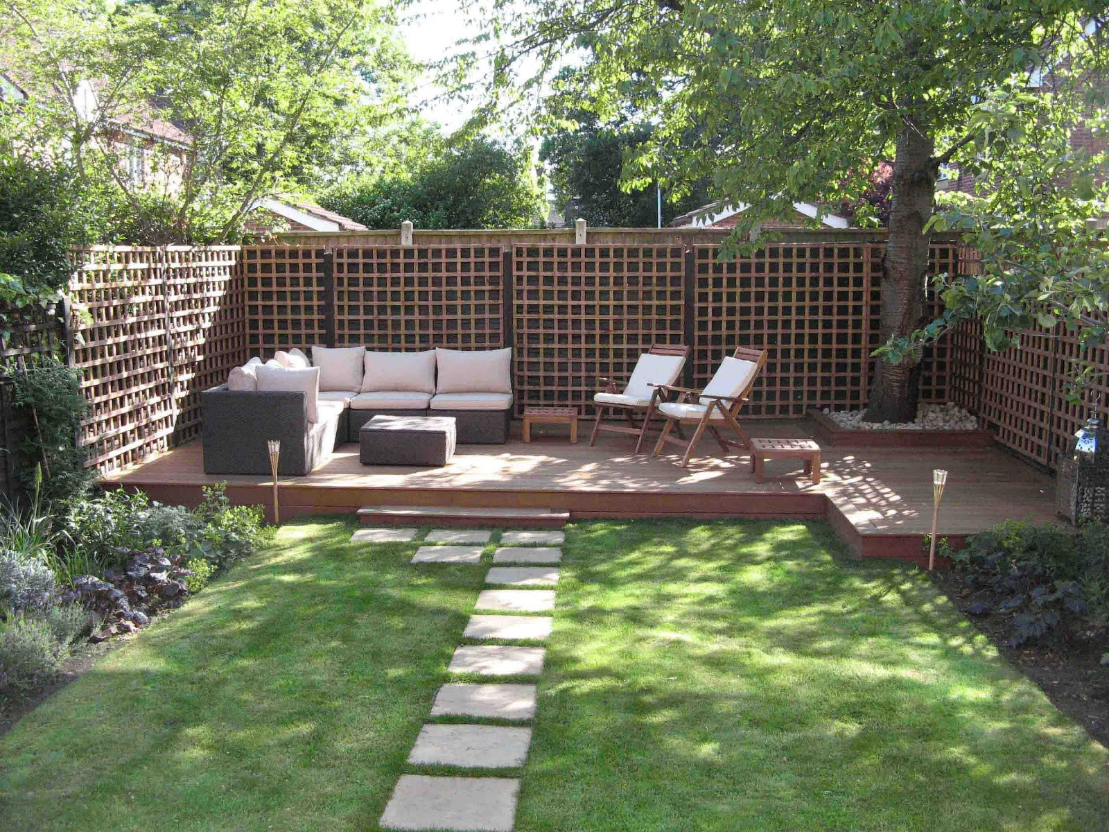 Small Patio Landscaping
 Garden Designs for Small Gardens