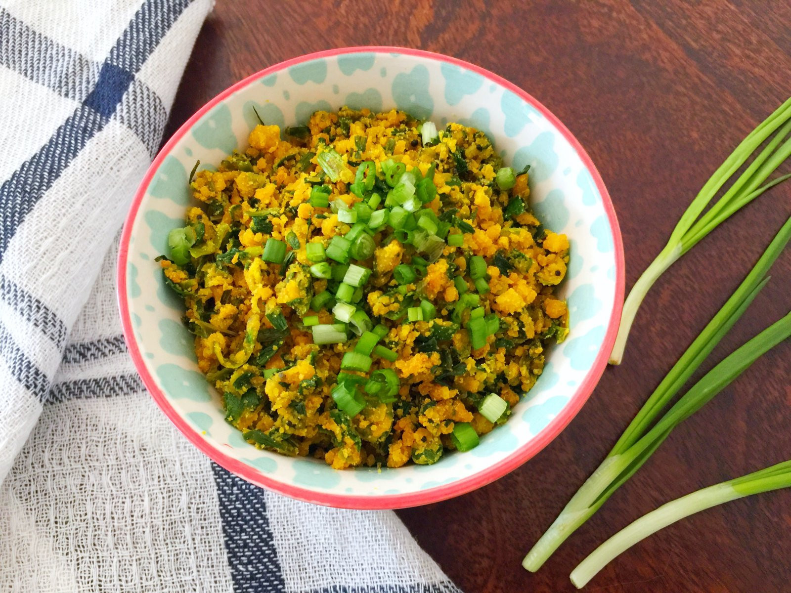 Spring Onion Recipe
 Maharashtrian Style Patichya Kandyachi Zunka Recipe by