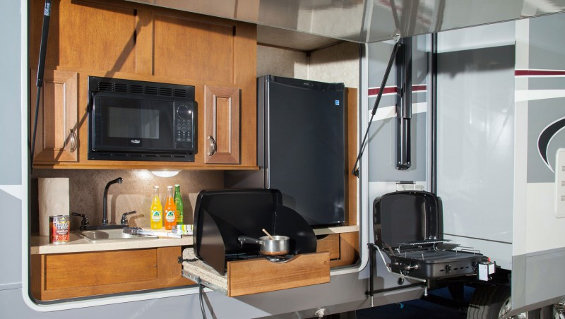 Toy Hauler With Outdoor Kitchen
 10 Amazing RVs Outdoor Entertaining & Kitchens