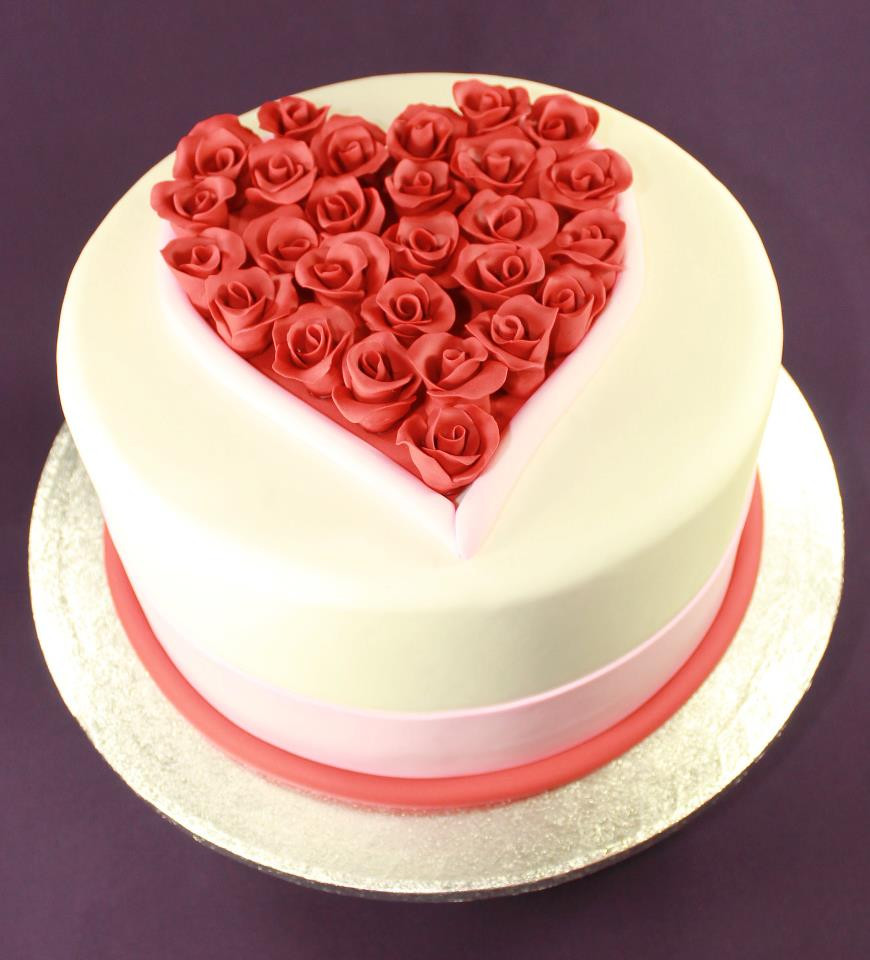 Valentines Day Cakes Pictures
 Valentine’s Day Cake with Heart Full of Roses