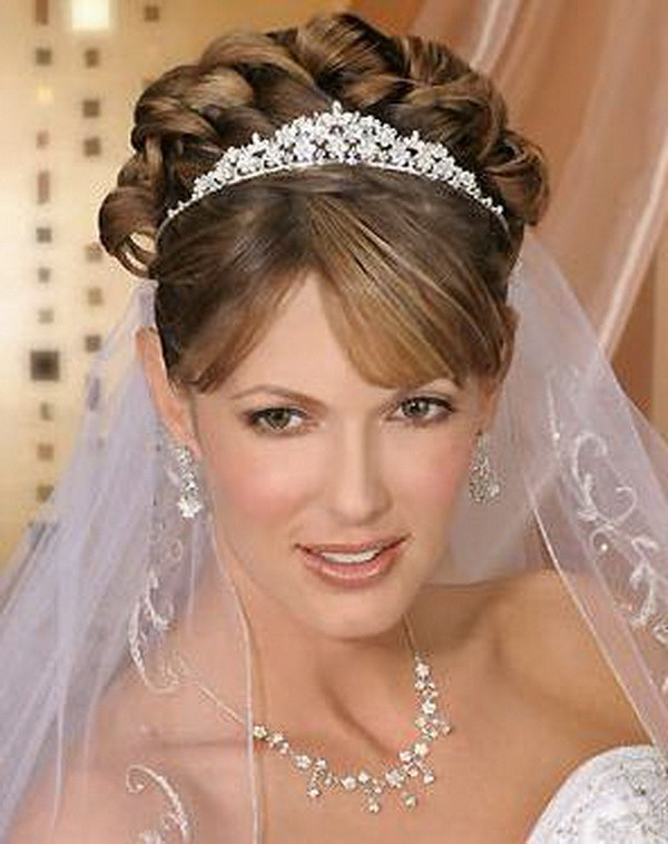 Wedding Hairstyles With Tiara
 10 Stylish Accessories for Mermaid Wedding Dresses