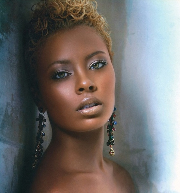 Wedding Makeup For Dark Skin
 Picture a beautiful and neutral makeup with silver