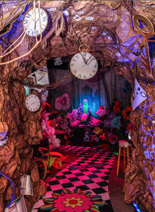 Alice In Wonderland Halloween Party Ideas
 Alice in Wonderland rabbit hole image for a party or other