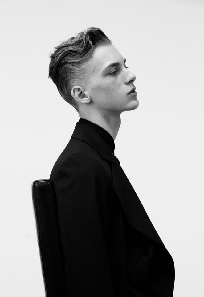 Androgynous Haircuts For Curly Hair
 Androgynous Masculine Leaning Coded Hairstyles for Wavy