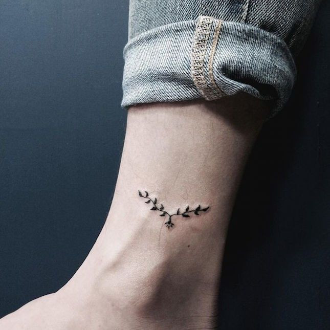 Anklet Meaning
 31 Tiny Ankle Tattoos With Big Meanings