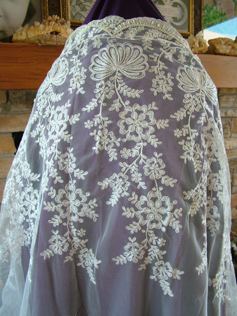 Antique Wedding Veils
 Antique Lace Vintage Mantilla Wedding veil Very Tres