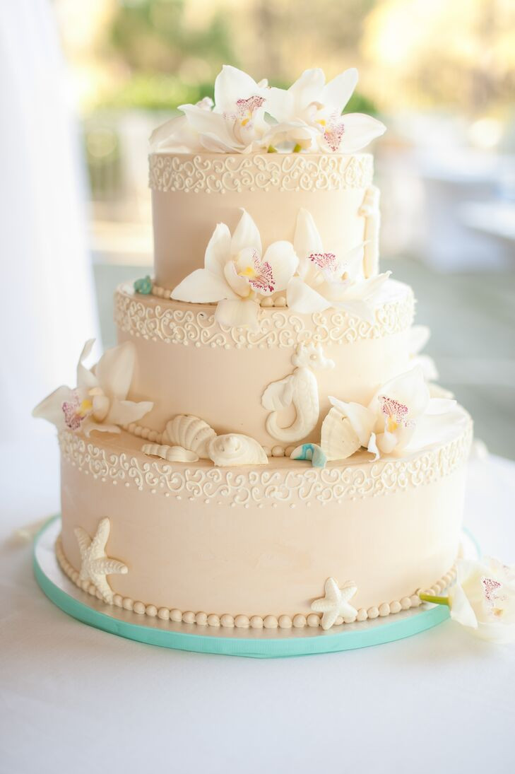 Beach Wedding Cake Ideas
 Beach Themed Wedding Cake with Seashells and Seahorses