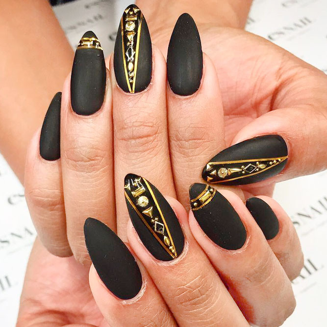 Black Gold Nail Designs
 Luxurious Black and Gold Nails
