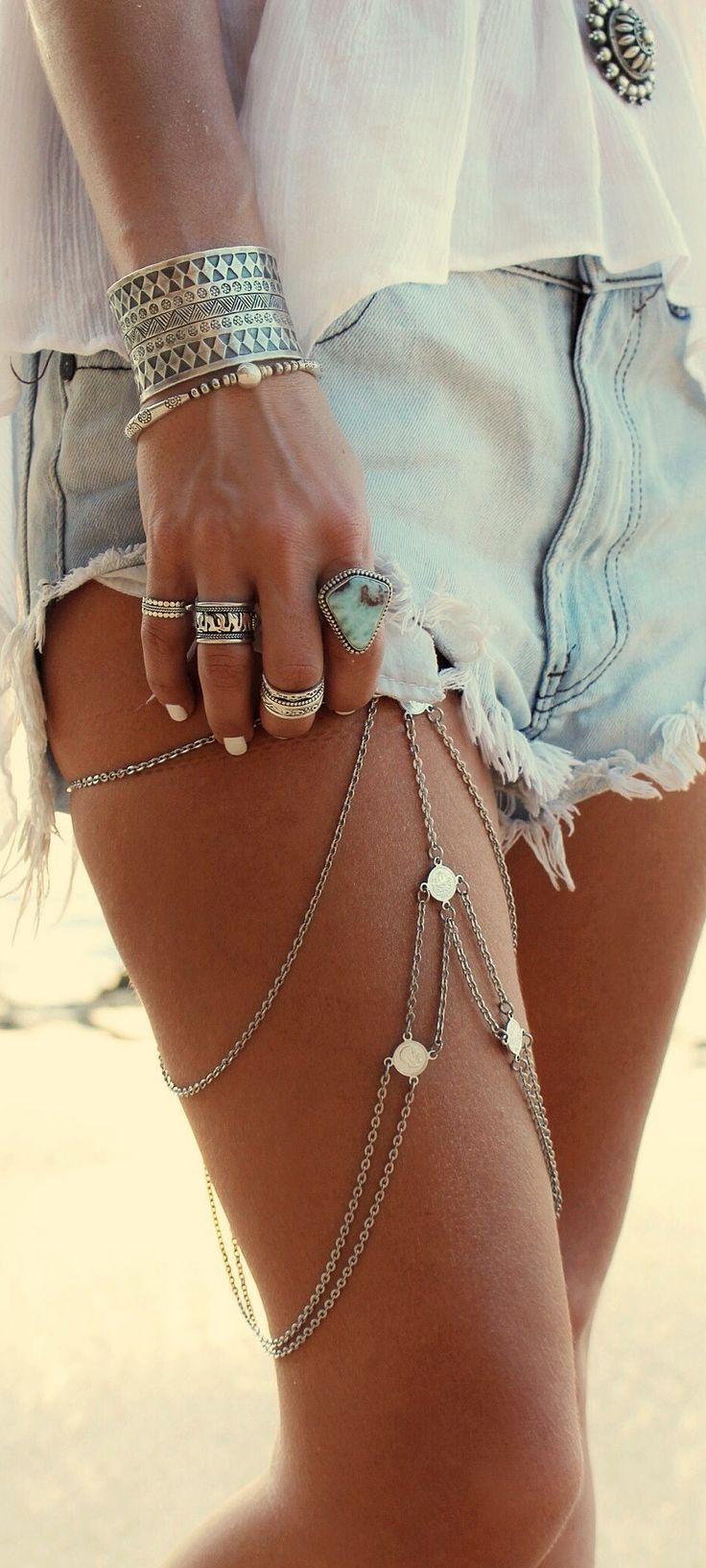 Body Jewelry Coachella
 Love all the silver ∙∙≪FOLLOW to see more boho style