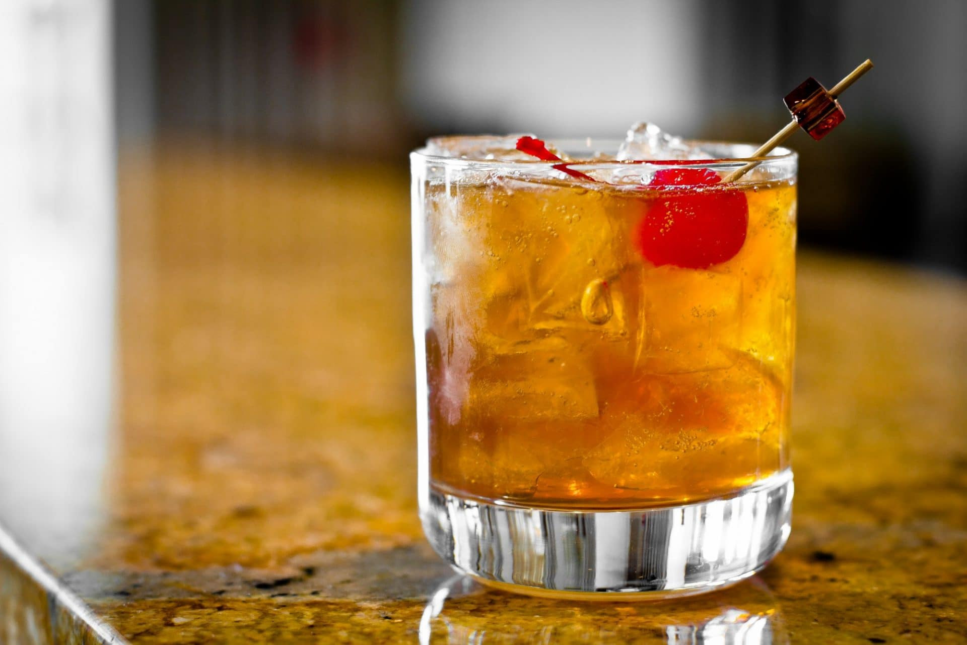 Bourbon Holiday Drinks
 4 Classic Bourbon & Whiskey Cocktails to Try This Holiday