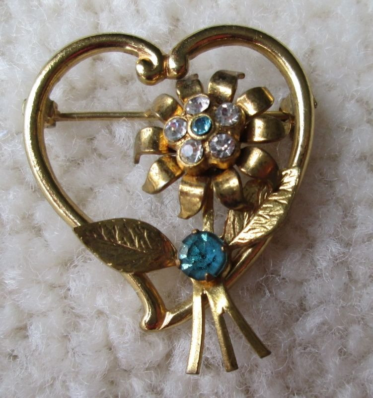 Brooches Heart
 Vintage Brooch Pin CORO Gold Tone Heart w Flower