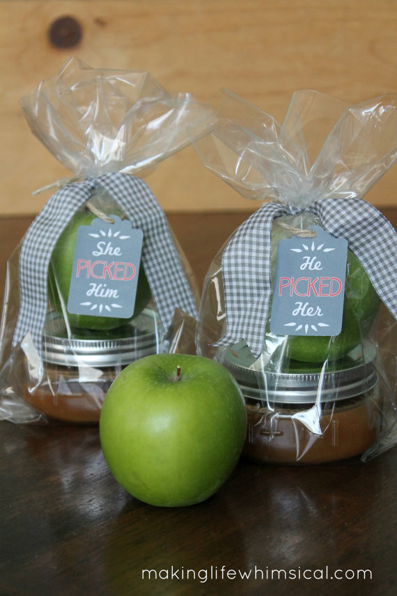 Caramel Apple Wedding Favors
 Six Epic Ideas for an Amazing Couple’s Shower The Pink Bride