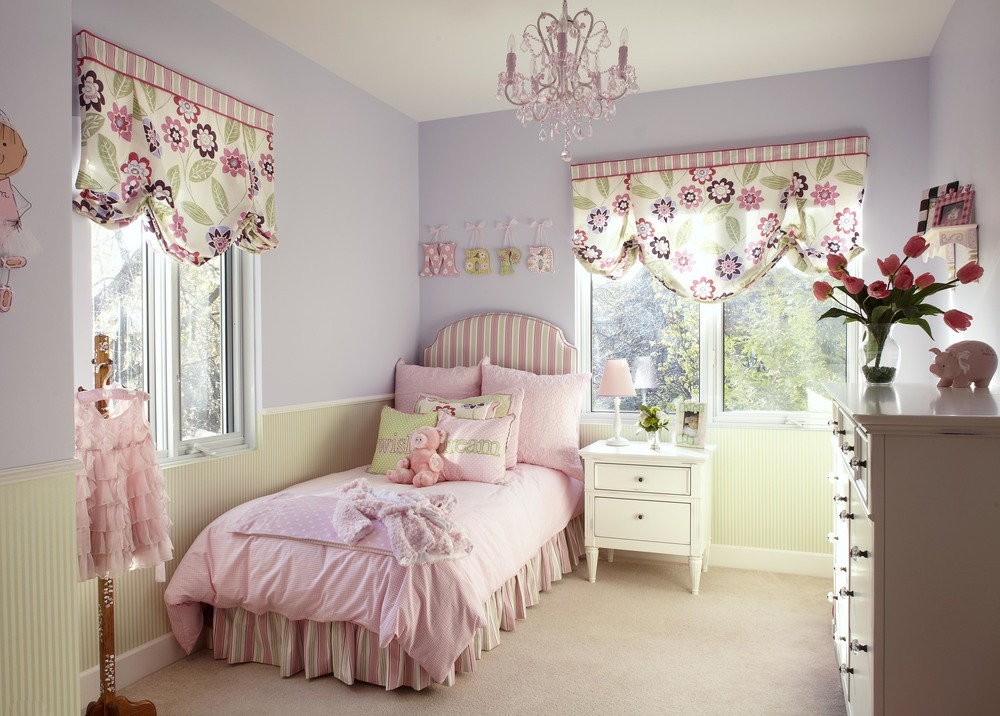Chandelier For Girl Bedroom
 Pretty Pink Chandelier For Girls Room